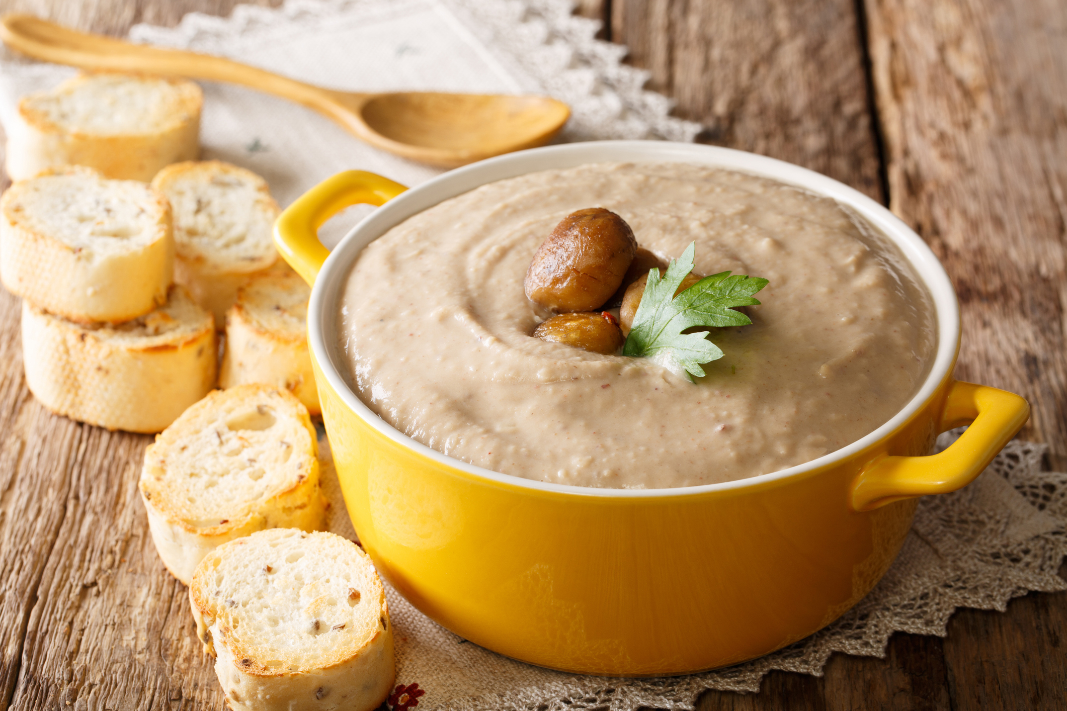 Crema de castanya servida en una cassola
